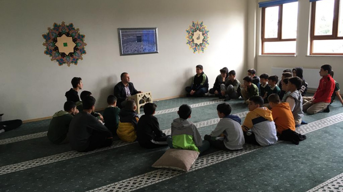 Okulumuz Öğrencileri Kemal Kaşıkçı Hocamızın Ramazan Sohbetini  Dinlerken